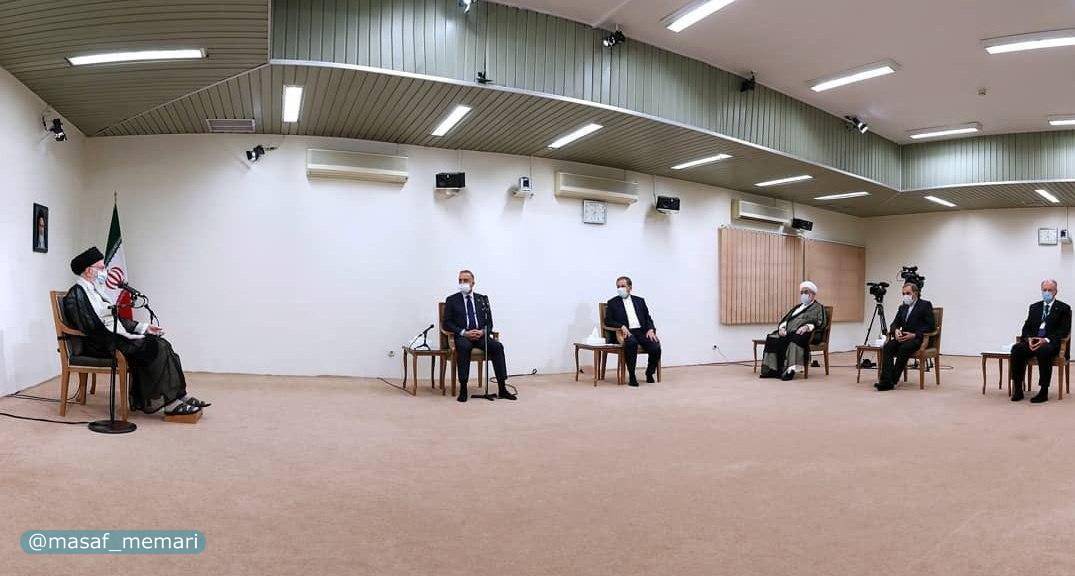 حتی اگه سادگی این سالن، تصنعی هم باشه، بازم زیباست... ای کاش سایر مسئولین هم ازین کارا بلد بودن!